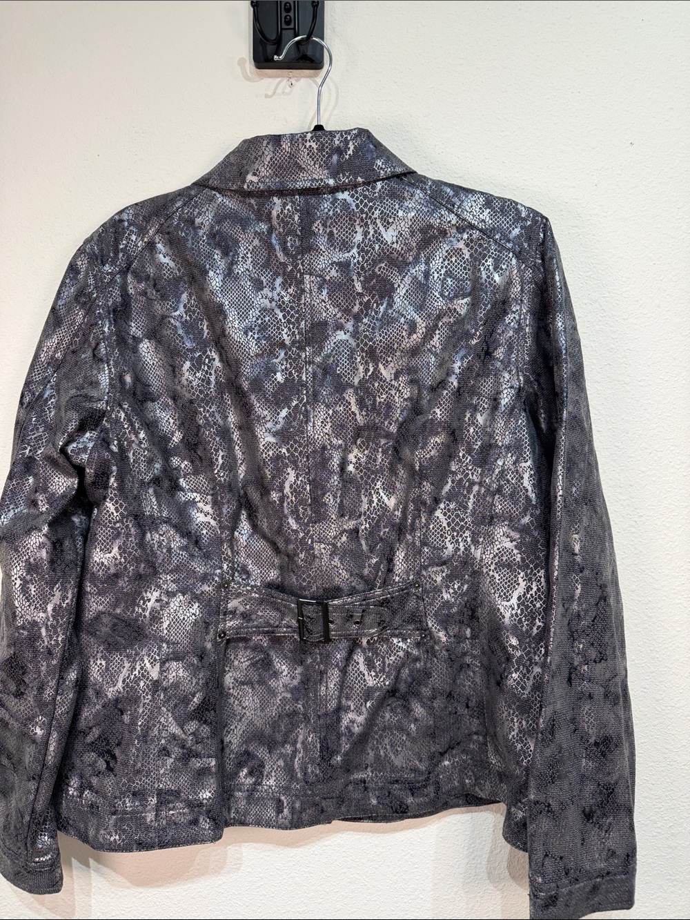 Chico's gray/silver snakeskin animal print moto embossed jacket size 2-Medium - Picture 2 of 8